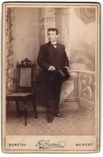 Fotografie G. Greiner, Komotau, Bahnhofstrasse, Eleganter Herr mit Zylinder