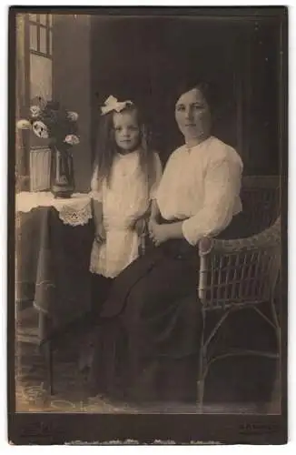 Fotografie Th. Rohse, Bremen, Wallerchaussee 31, Mutter und Tochter im Atelier