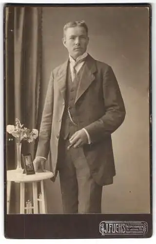Fotografie J. Fuchs, Friedrichshagen, Fürstenwalderstr. 114, Porträt eines eleganten Herrn