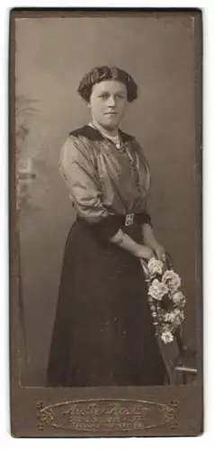 Fotografie Atelier Apollo, Dresden, Bautznerstr. 75, Frau mit Blumenstrauss