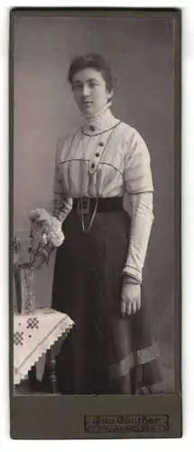 Fotografie Otto Günther, Hohenmölsen, Weissenfelserstr. 41, Porträt einer Dame neben Blumenvase