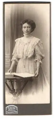 Fotografie Atelier Stein, Berlin, Chausseestr. 65/66, Porträt einer Dame mit Tisch