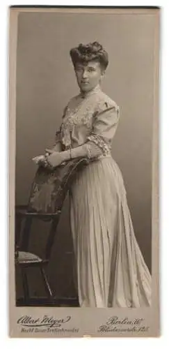 Fotografie Albert Meyer, Berlin, Potsdamerstr. 125, Frau in elegantem Kleid