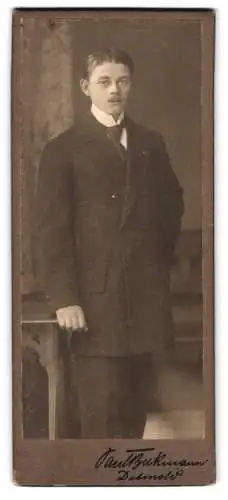 Fotografie Paul Backmann, Detmold, Eleganter Herr in Anzug