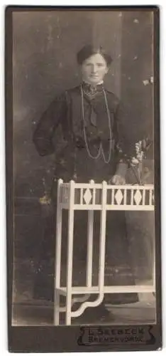 Fotografie L. Seebeck, Bremervörde, Frau mit Tisch und Blumen