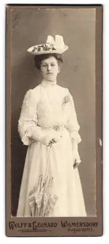 Fotografie Wolff & Leonard, Wilmersdorf, Augustastr. 1, Elegante Dame mit Hut