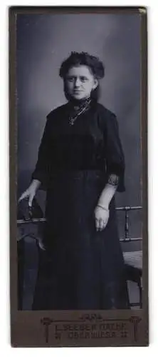 Fotografie C. Seeber Nachf., Oberwiesa, Junge Frau in elegantem Kleid
