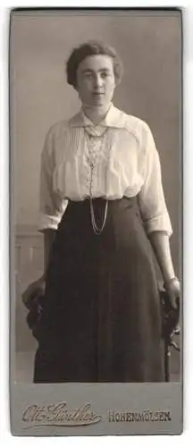Fotografie Otto Günther, Hohenmölsen, Stehende Frau in eleganter Kleidung