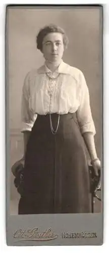 Fotografie Otto Günther, Hohenmölsen, Stehende Frau in eleganter Kleidung