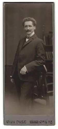 Fotografie Willy Dose, Bremen, Wall 117, Eleganter Herr im Anzug