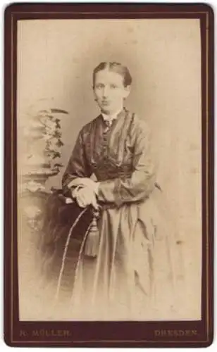 Fotografie R. Müller, Dresden, Marien-Strasse 26, Porträt einer eleganten Dame