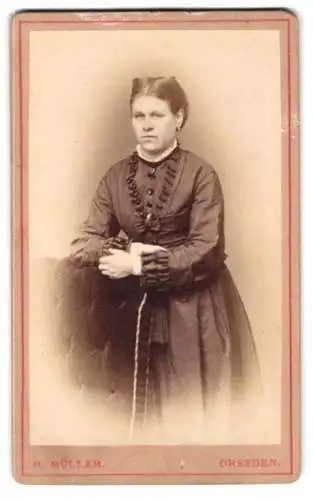 Fotografie R. Müller, Dresden, Marien-Strasse 26, Dame in einem dunklen Kleid