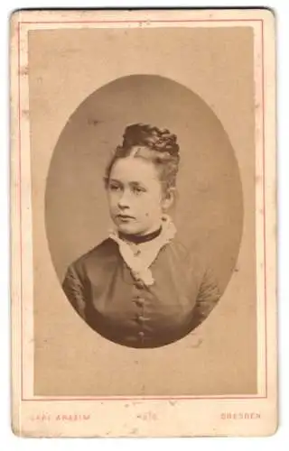 Fotografie Carl Arazim, Dresden, Amalienstrasse 17, Porträt einer Frau mit eleganter Frisur
