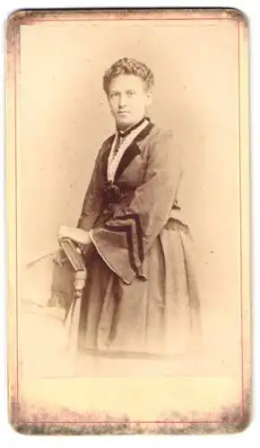 Fotografie Adler & Kühnel, Dresden, Victoria Strasse 21, Porträt einer Frau mit elegantem Kleid