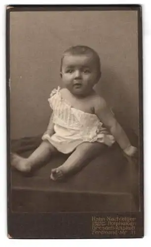 Fotografie Hahn Nachfolger, Dresden-Altstadt, Ferdinand Str. 11, Porträt eines sitzenden Kleinkindes
