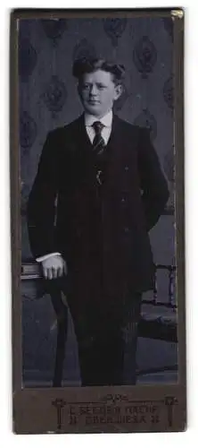 Fotografie C. Seeber Nachf., Oberwiesa, Eleganter junger Mann im Anzug