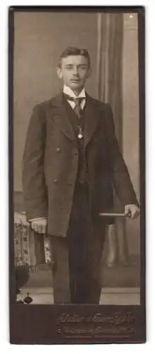 Fotografie Atelier v. Oscr Rothe, Weinböhla, Bahnhofstrasse 1, Junger Mann im Anzug