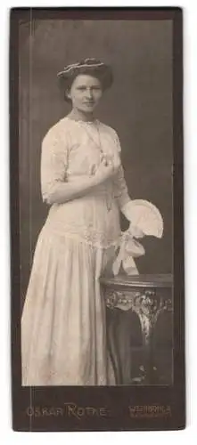 Fotografie Oskar Rothe, Weinböhla, Bahnhofsstrasse, Portrait einer Dame mit Fächer
