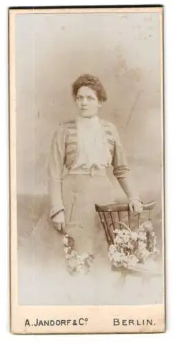 Fotografie A. Jandorf & Co., Berlin, Porträt einer Dame mit Stuhl und Blumen