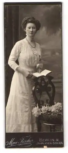 Fotografie Max Fischer, Berlin, Invaliden Str. 164, Dame mit Buch