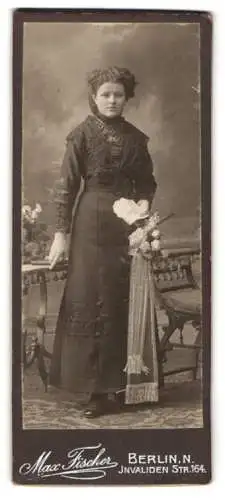 Fotografie Max Fischer, Berlin, Invaliden Str. 164, Frau mit elegantem Kleid und Blumenstrauss