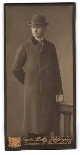Fotografie Oswin Fiedler, Dresden, Bautznerstrasse 12, Eleganter Herr im Mantel mit Hut