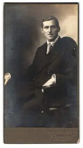 Fotografie C. Mader, Görlitz, Berlinerstr. 24, Eleganter Herr im Anzug