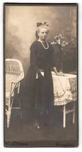 Fotografie W. Littmann, Ronneburg, Mädchen mit Blumendekor