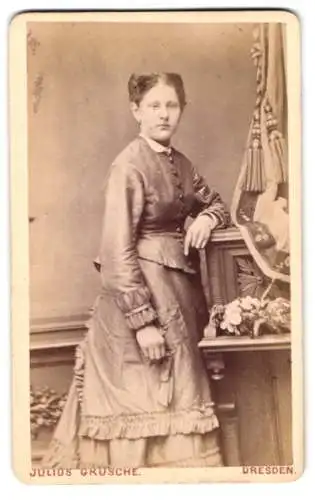 Fotografie Julius Grusche, Dresden, Bautzner Strasse 39, Porträt einer Dame im Salon