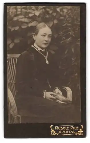 Fotografie Rudolf Pilz, Apolda, Ackerwandstr. 34, Dame mit Buch im Garten