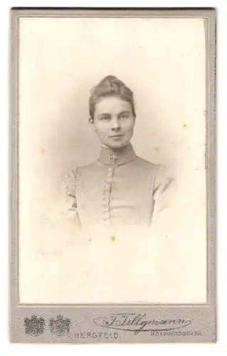 Fotografie F. Tellgmann, Hersfeld, Porträt einer Frau in eleganter Kleidung
