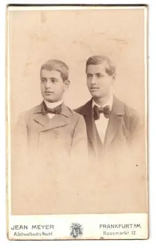 Fotografie Jean Meyer, Frankfurt am Main, Rossmarkt 12, Zwei junge Männer in Anzügen
