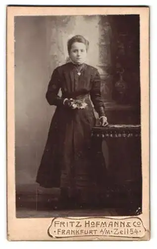 Fotografie Fritz Hofmann & Co., Frankfurt am Main, Zeil 54, Junge Dame mit Blumengesteck