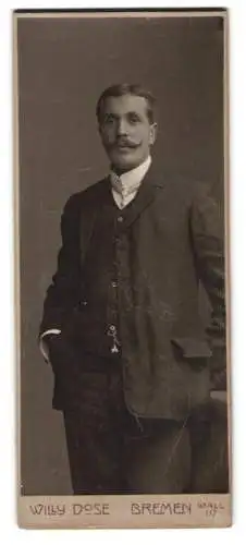 Fotografie Willy Dose, Bremen, Wall 117, Eleganter Herr mit Schnurrbart