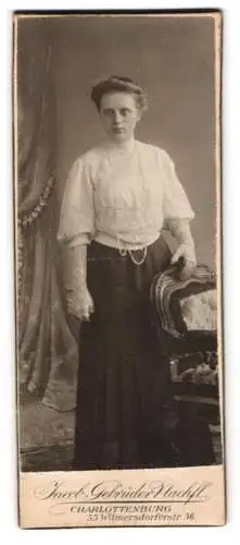 Fotografie Jacob Gebrüder Nachf., Charlottenburg, Wilmersdorferstr. 56, Dame mit elegantem Kleid