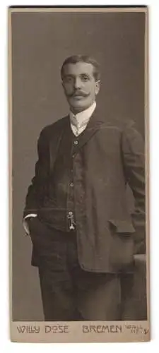 Fotografie Willy Dose, Bremen, Wall 117, Eleganter Herr mit Schnurrbart