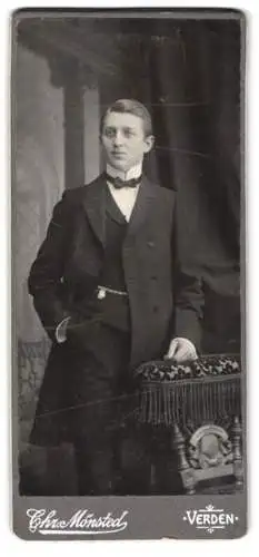Fotografie Chr. Mönsted, Verden, Eleganter Herr in Anzug