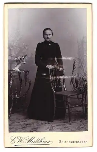 Fotografie E. W. Matthias, Seifhennersdorf, Elegantes Mädchen mit Stuhl