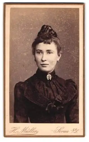 Fotografie H. Müller, Sorau /N. L., Gr. Logen-Strasse 8, Porträt einer Frau