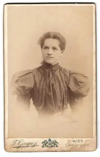 Fotografie Ferd. Grega, Wien, Kleine Sperlgasse 3, Porträt einer jungen Frau