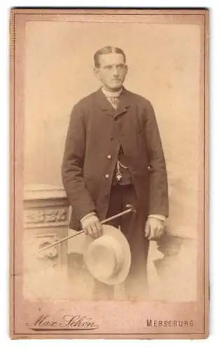 Fotografie Max Schön, Merseburg, Rossmarkt 2, Portrait eines Mannes mit Hut