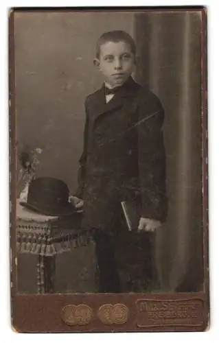 Fotografie Max Seifert, Freiberg i. S., Poststrasse 11, Junge mit Buch