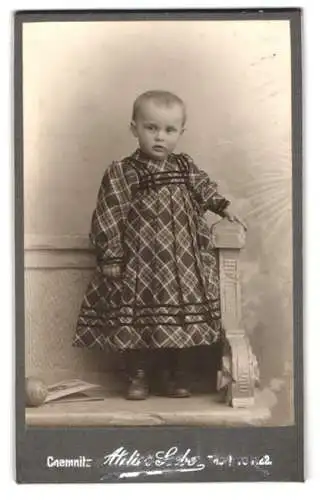 Fotografie Atelier Seeber, Chemnitz, Theaterstrasse 22, Kind in kariertem Kleid