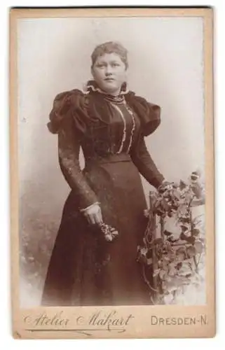 Fotografie Atelier Makart, Dresden, Bautznerstrasse 29, Frau mit Blumenarrangement