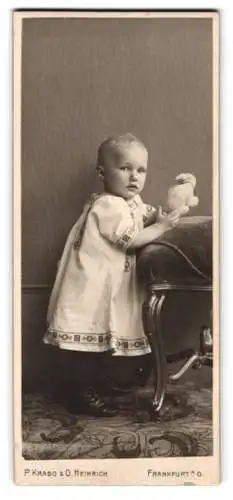 Fotografie P. Krabo & O. Heinrich, Frankfurt a. O., Wilhelmsplatz 20, Kind mit Spielzeug