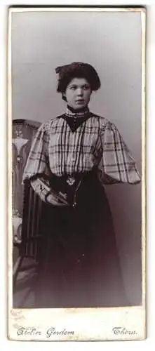 Fotografie Atelier Gerdom, Thorn, Frau in karierter Bluse mit Schmuck