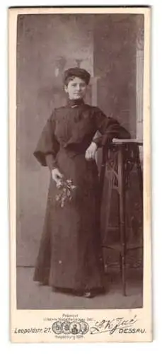 Fotografie L. K. Jué, Dessau, Leopoldstr. 27, Frau mit Blumenzweig