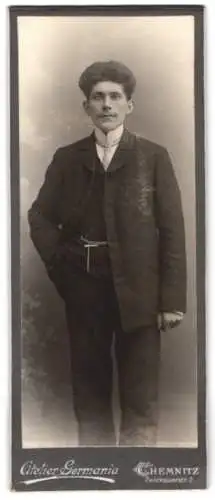 Fotografie Atelier Germania, Chemnitz, Zwickauerstr. 2, Porträt eines Mannes in Anzug