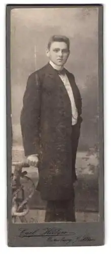Fotografie Carl Hillger, Osterburg, Junger Mann im Anzug