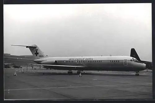 Fotografie Flughafen Berlin-Tempelhof, Flugzeug Douglas DC-9, Rot Kreuz Jet der United States of America 10878